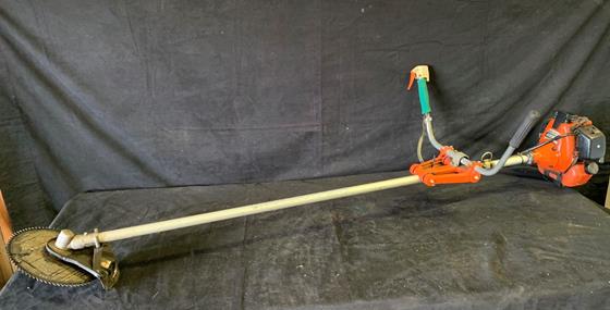 Echo SRM-4600 gas brush cutter with blade - starts and: Echo SRM-4600 gas brush cutter with blade - starts and runs