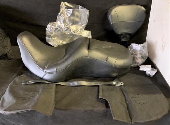 Harley Davidson motorcycle seat, backrest, splash: Harley Davidson motorcycle seat, backrest, splash protector kit, and saddle bag waterproof liner