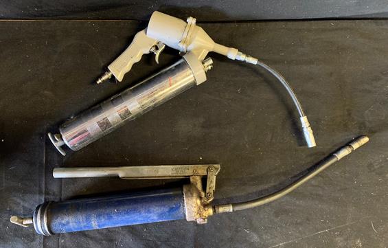 lot of 2 grease guns: lot of 2 grease guns
