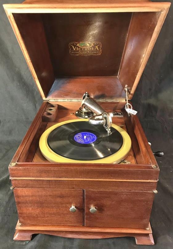 RCA Victor Crank Table Top Victrola c. 1908 (1 of 12)