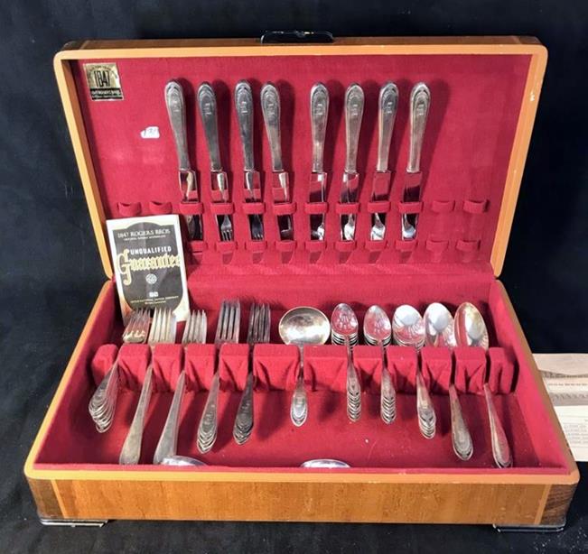 1847 Rogers Bros. Silverplate Flatware Service for 8 in (1 of 10)