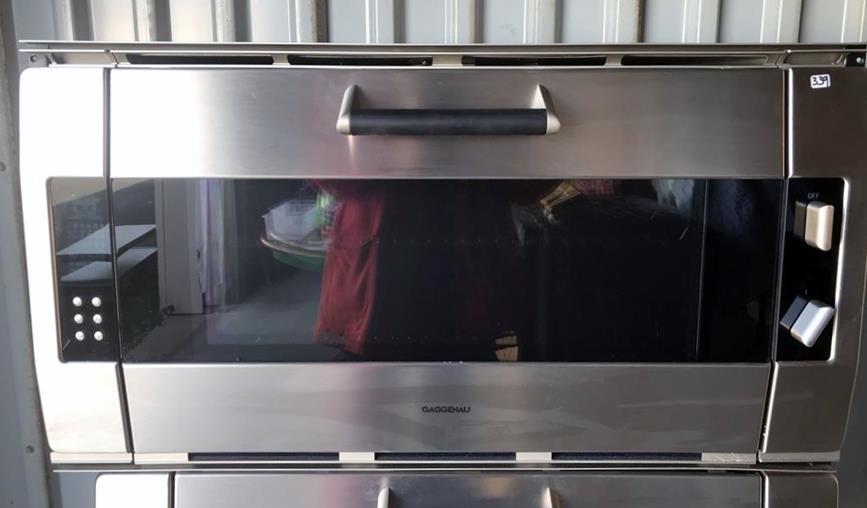 Gaggenau Oven Type HLE838 Digital Oven: This contemporary Gaggenau HLE838 digital built in oven is in excellent condition and modern with a stainless front. It measures 19" tall x 36" across.