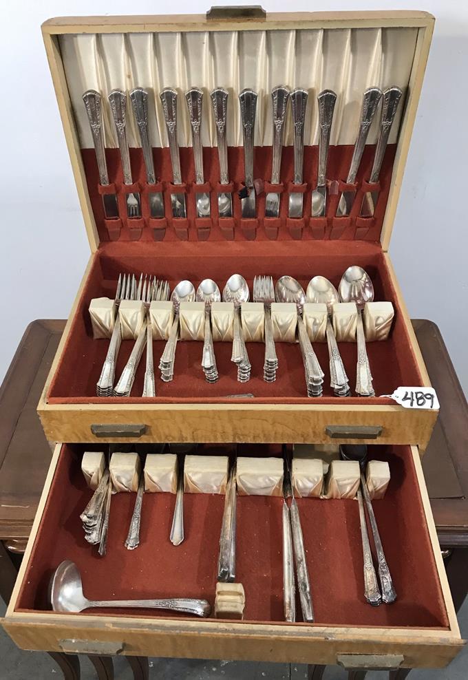 Art Deco Rogers Brothers Silverplate Flatware Service (1 of 14)