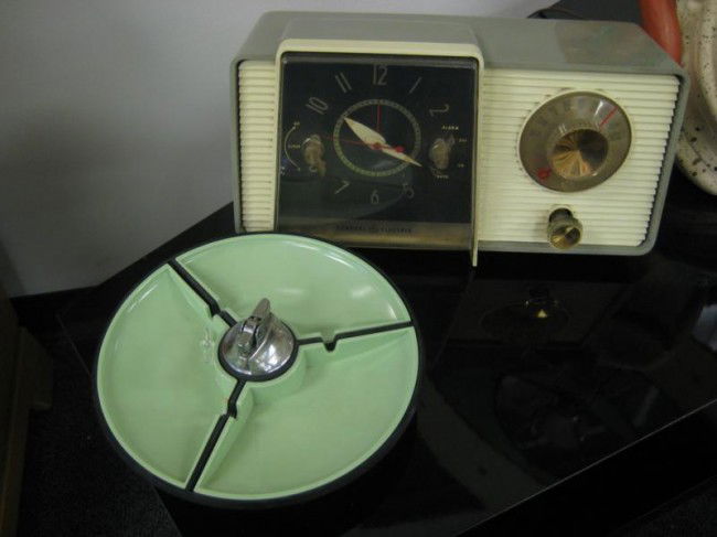 General Electric 1950s Tube Radio w/ 1950s divided: General Electric 1950s Tube Radio w/ 1950s divided ashtray and lighters - (est. value $20-$30)