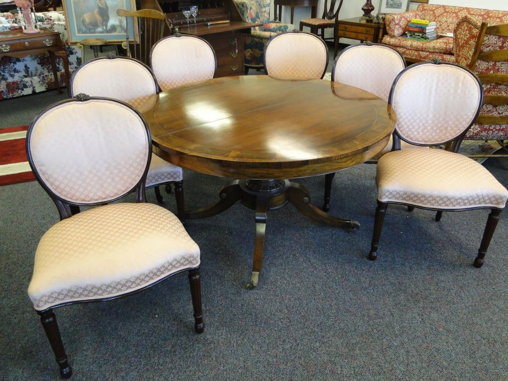 Whittecomb round single pedistal Federal style din: Whittecomb round single pedistal Federal style dinning table in rosewood and banded mahogany. The table has three leaves and pads. Alone with six Whittecomb mahogany upholstered dinning chairs in good
