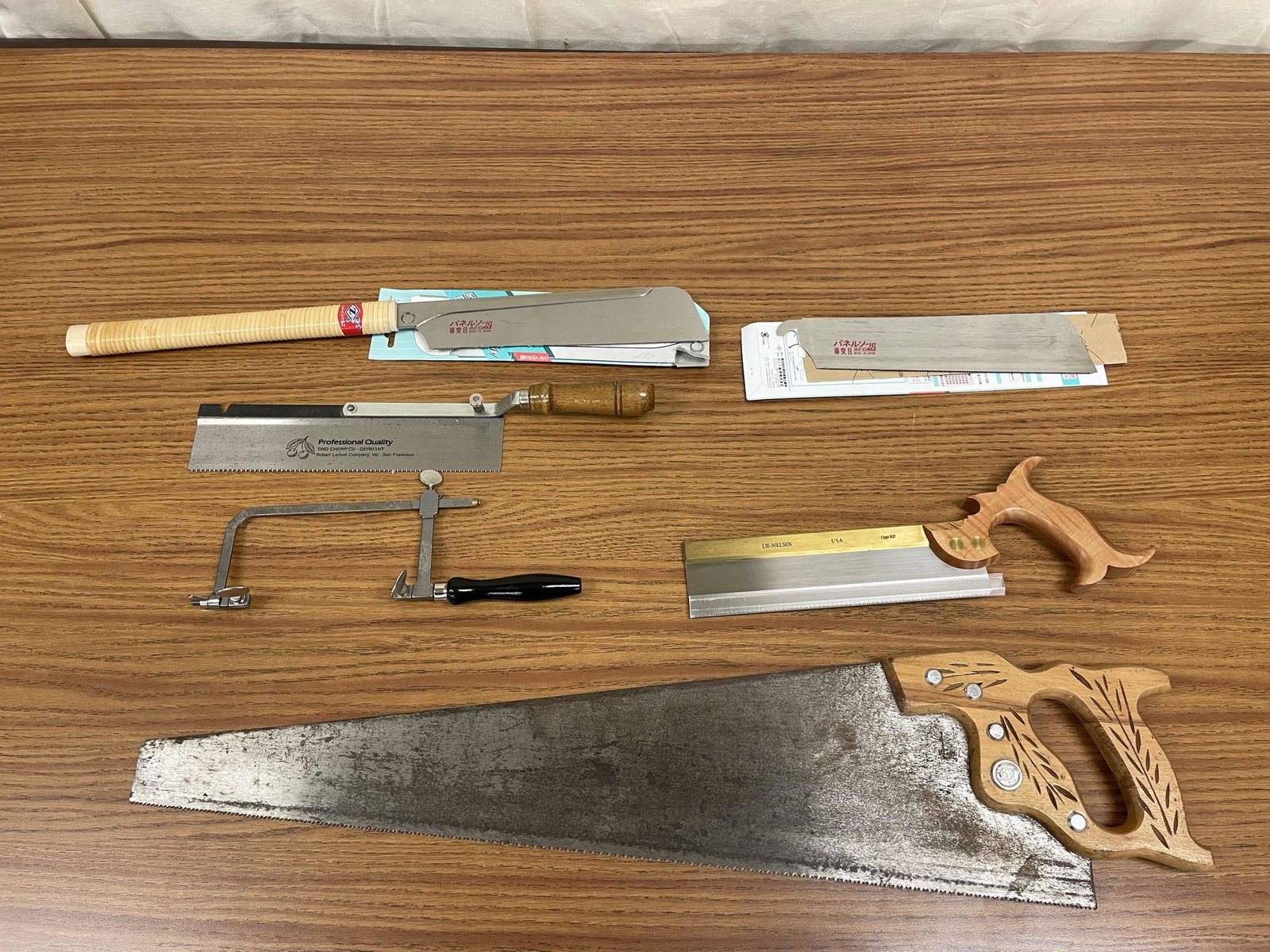 Lot of 5 wood hand saws with a spare blade (1 of 3)