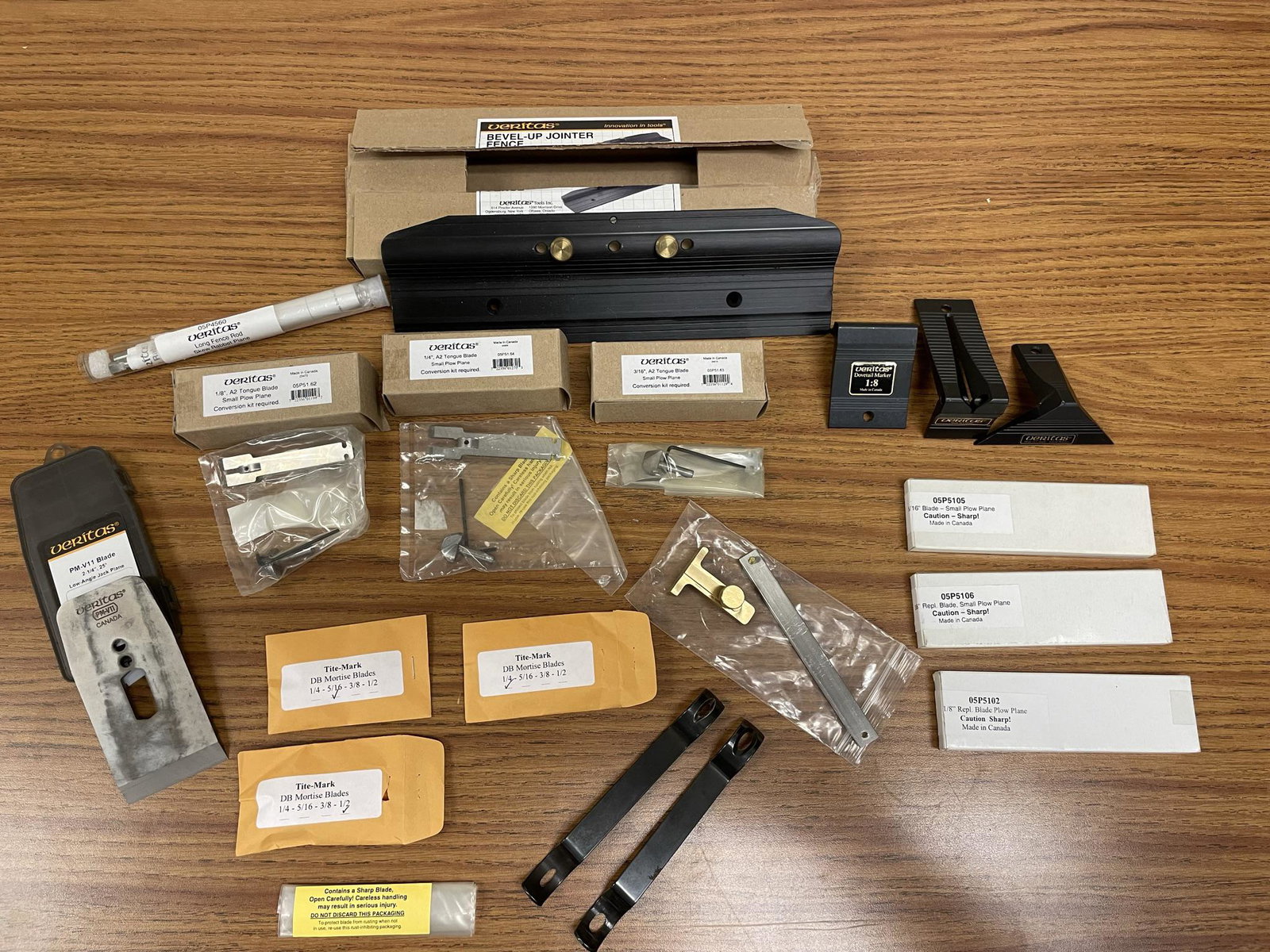 Miscellaneous extra blades, fences, fence rods and holders - mostly veritas (1 of 3)