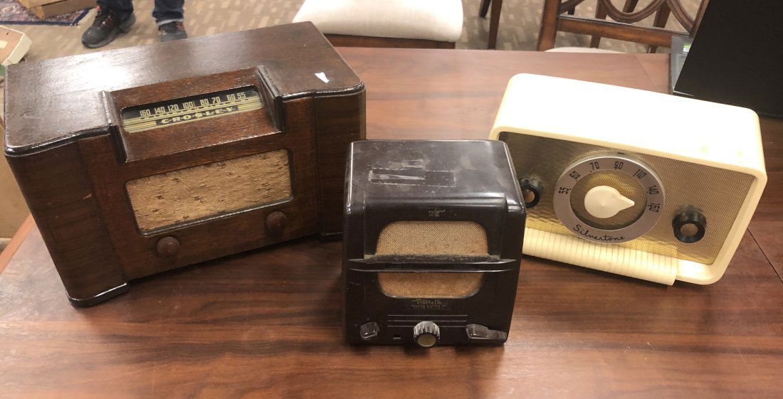 Lot of 2 Vintage Radios and Speaker (1 of 7)