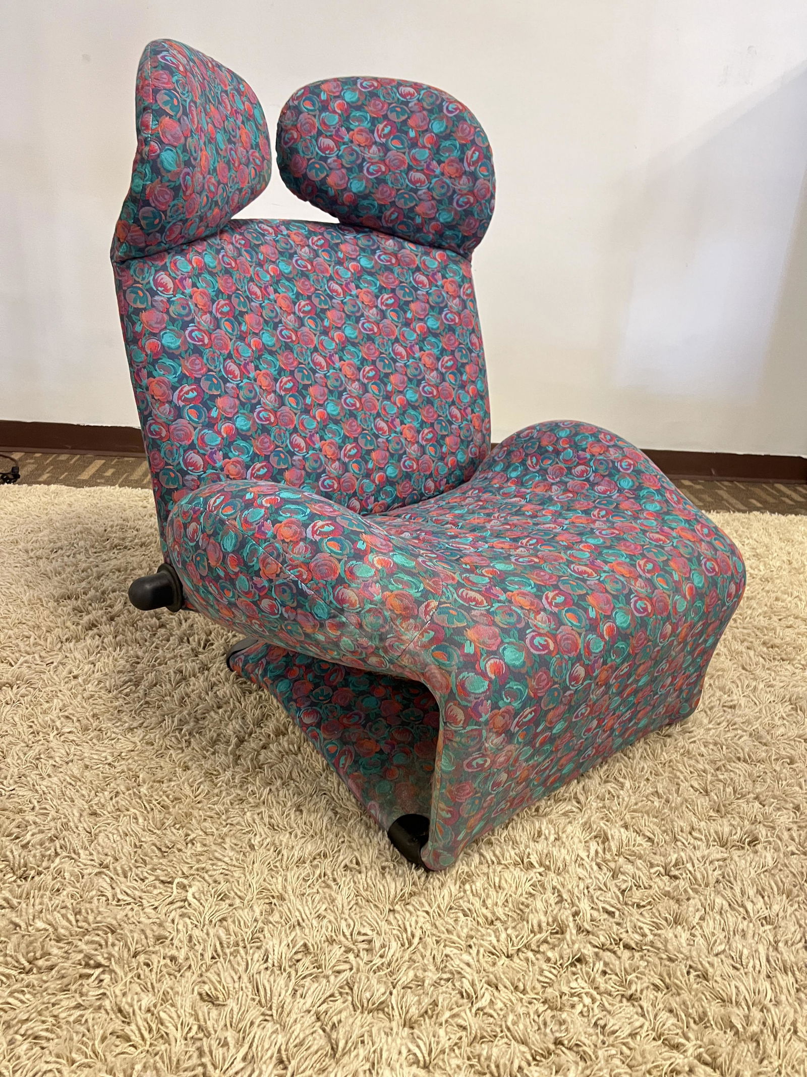 Toshiyuki Kita "WINK" chair by Cassina: This 1980s Toshiyuki Kita "WInk" chair is by the Italian company Cassina. Is has reclinable headrests, and can be converted into a chaise lounge. It measures 40.5" tall X 33" wide X 32" deep. It recli