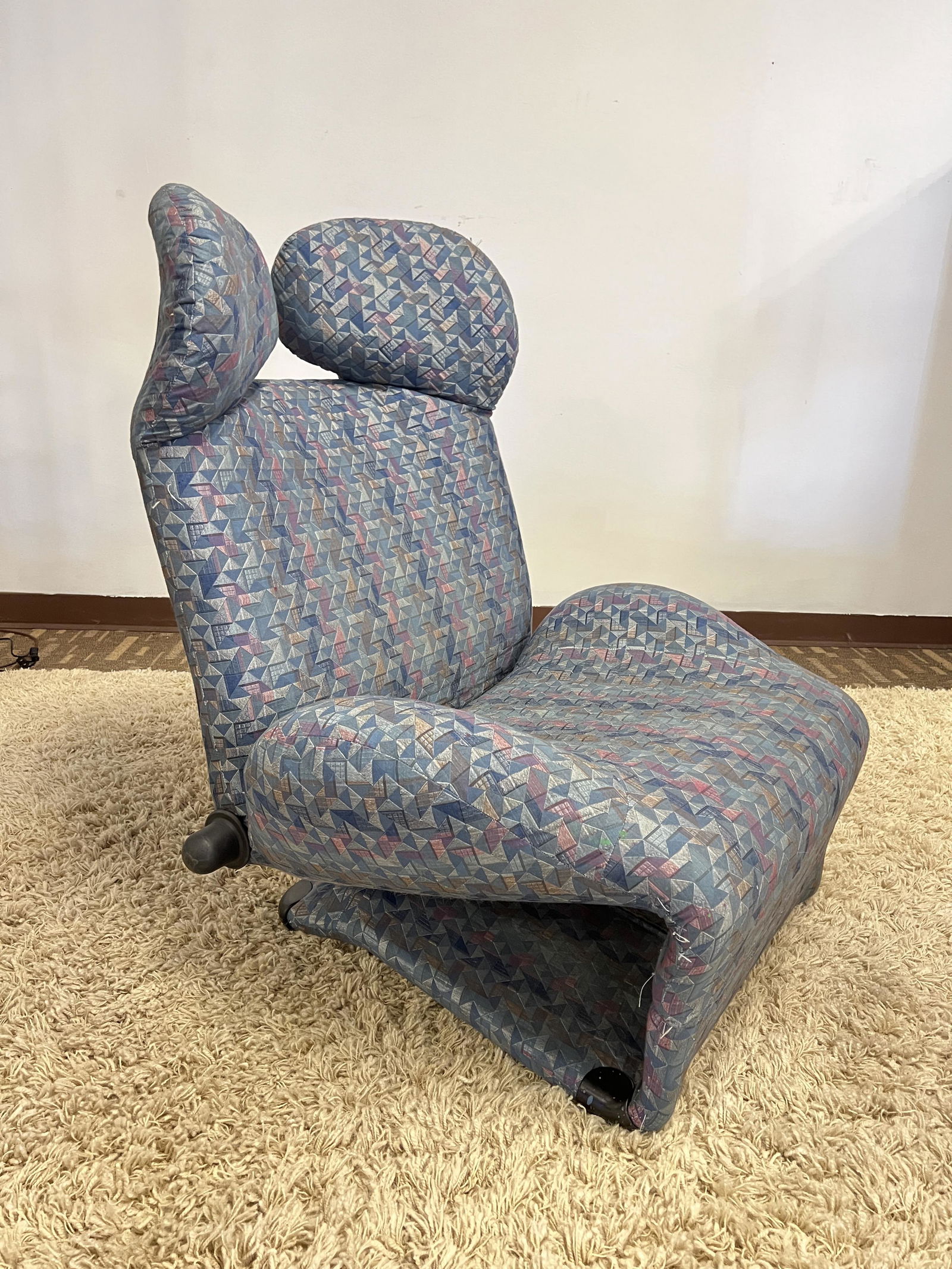 Toshiyuki Kita "WINK" chair by Cassina: This 1980s Toshiyuki Kita "WInk" chair is by the Italian company Cassina. Is has reclinable headrests, and can be converted into a chaise lounge. It measures 40.5" tall X 33" wide X 32" deep. It recli