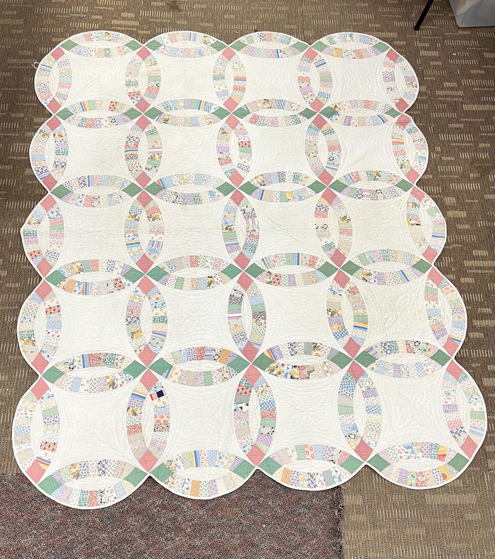 Wedding Ring Quilt: A wedding ring quilt in excellent condition. Measures 92" tall X 76" across.