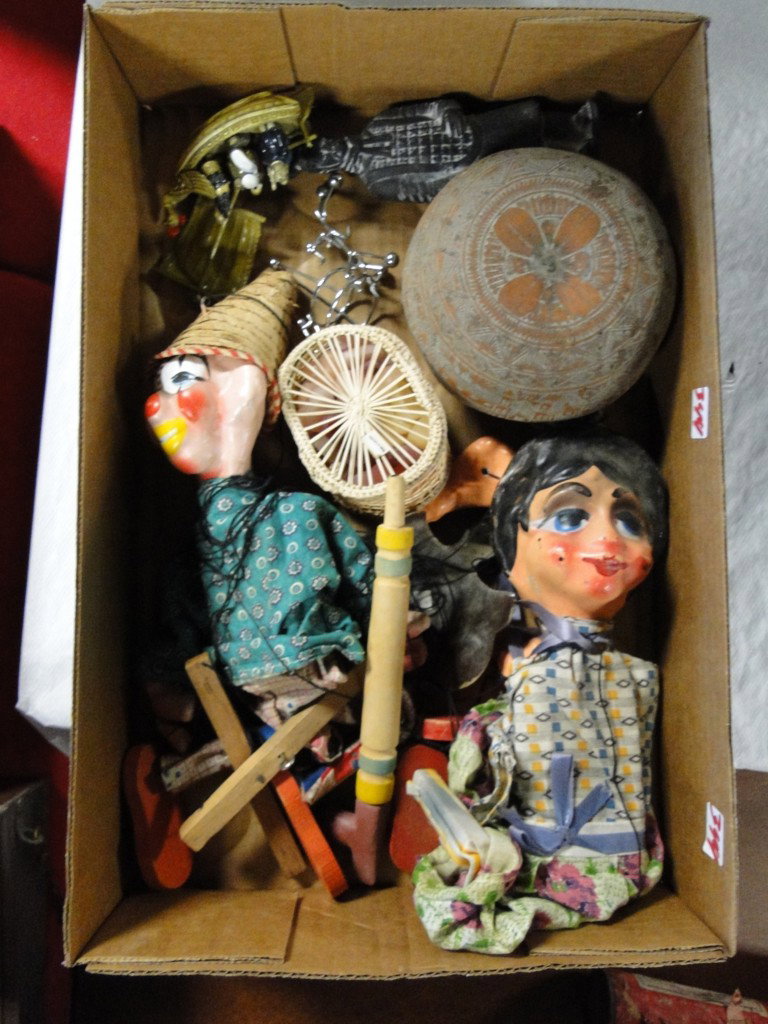 Box lot of puppets & more: Box lot of puppets & more