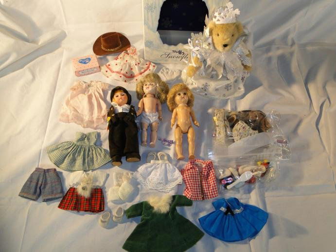 1993 Limited Edition Muffy Snowflake Bear in origi: 1993 Limited Edition Muffy Snowflake Bear in original box with three other mini dolls, clothing and accessories