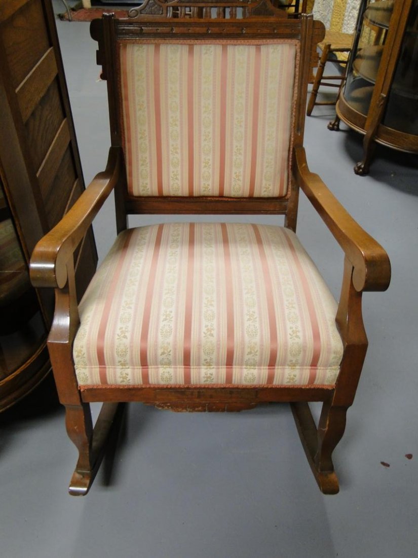 An oak turn of the century rocker in working condi: An oak turn of the century rocker in working condition, Estimate $25 - 35