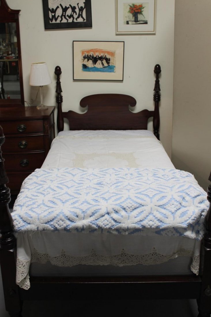 Group of tablecloths and bedding to include bedspr: Group of tablecloths and bedding to include bedspread and lace trim table cloths