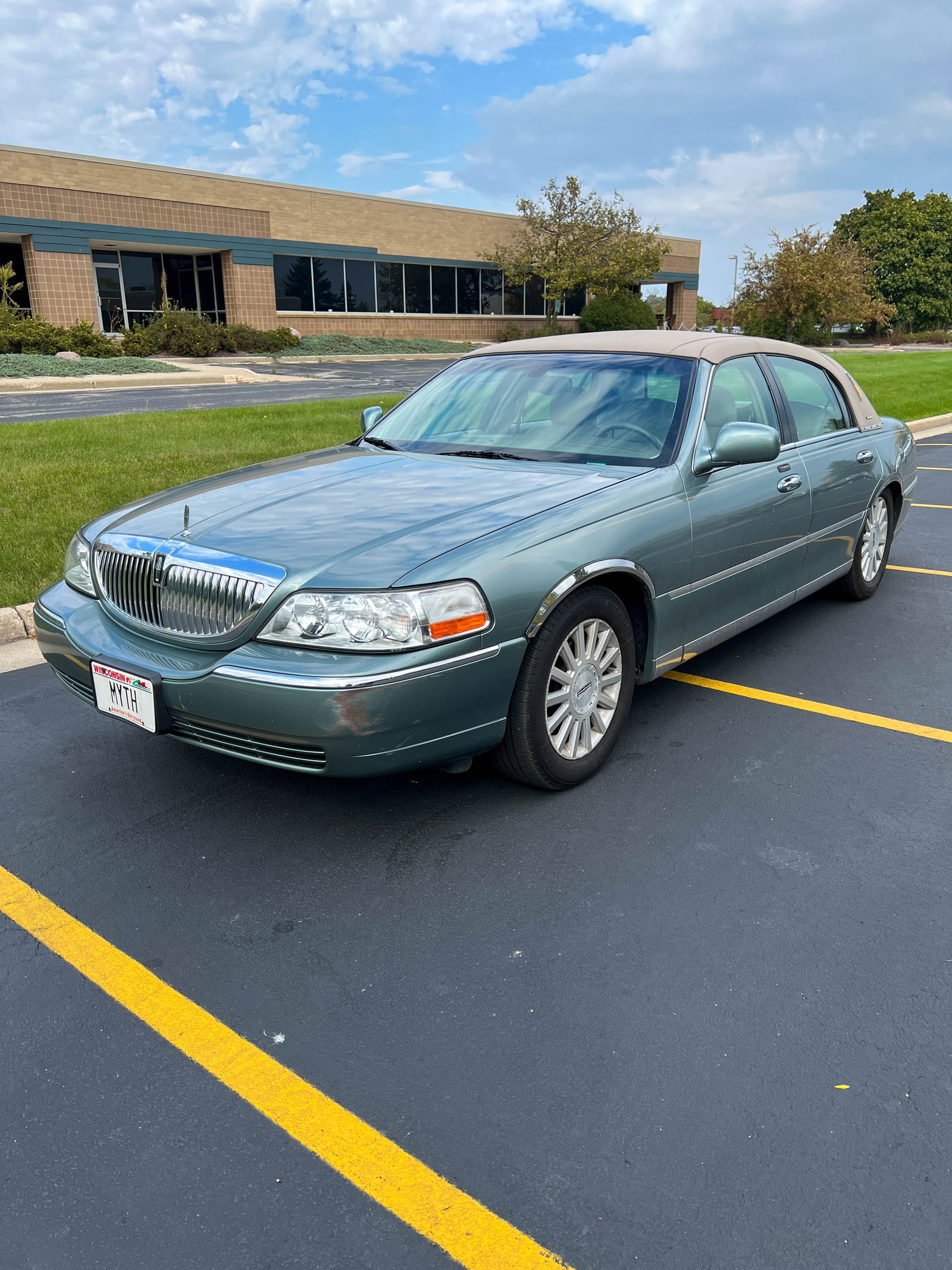 2004 Lincoln Town Car (1 of 11)
