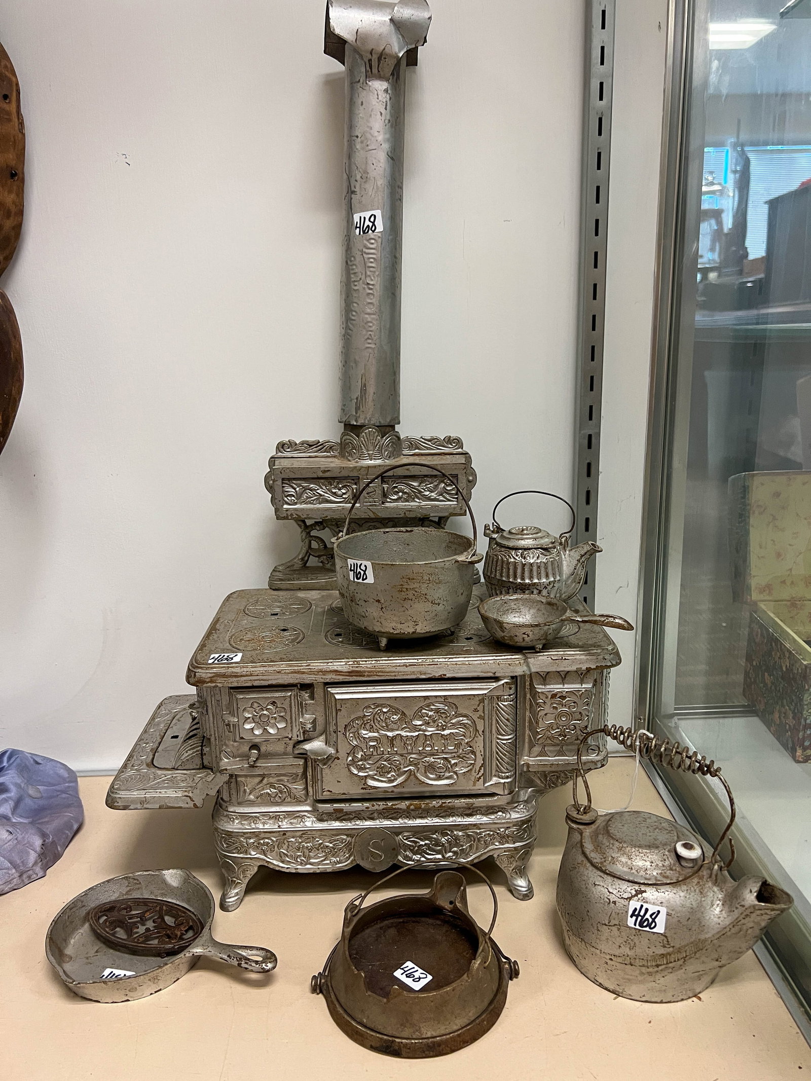 Rival cast iron doll stove in complete condition (1 of 4)