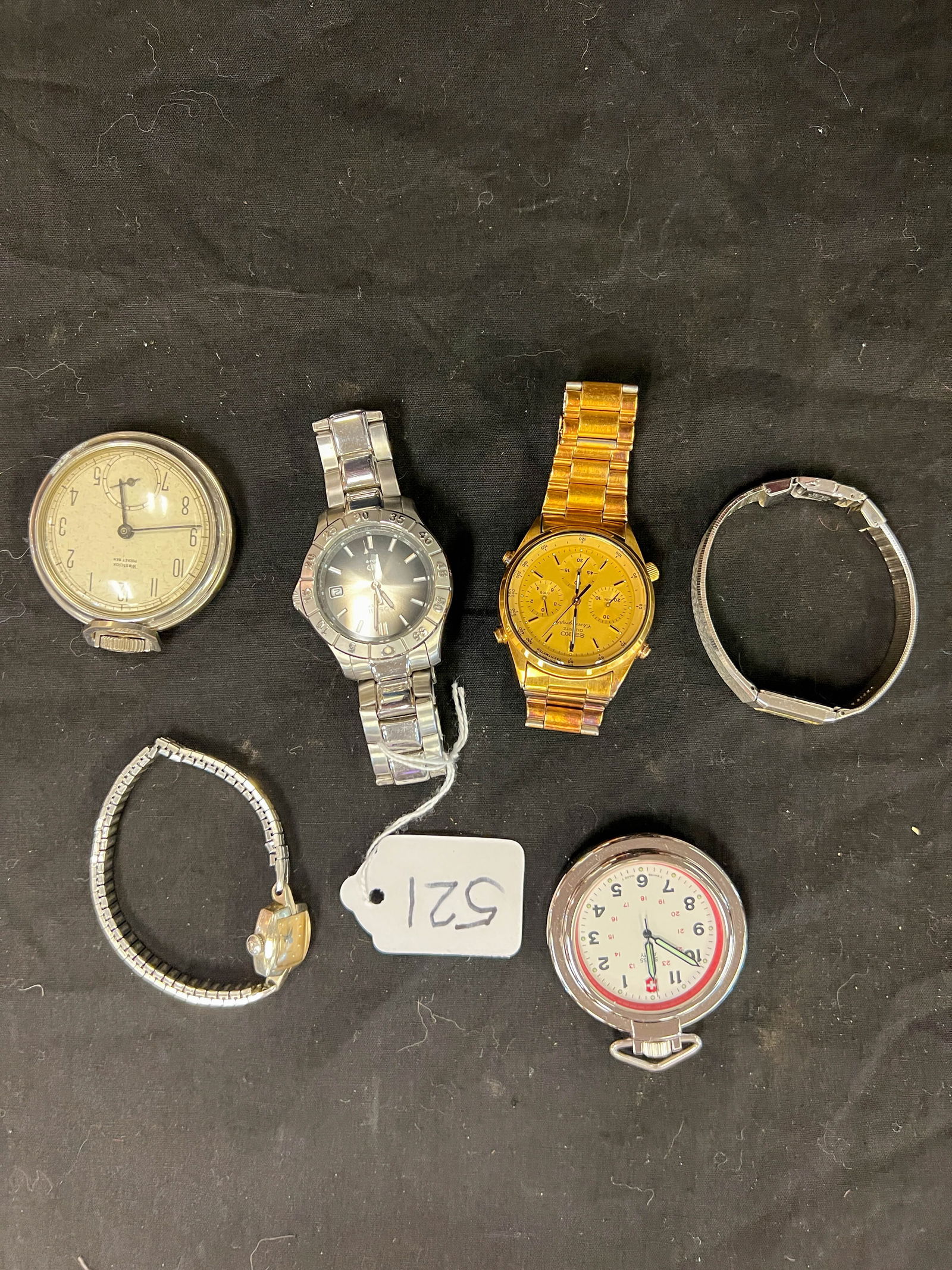 A group of watches to include Seiko, Fossil, Swiss Army and others.: A group of watches to include Seiko, Fossil, Swiss Army and others.