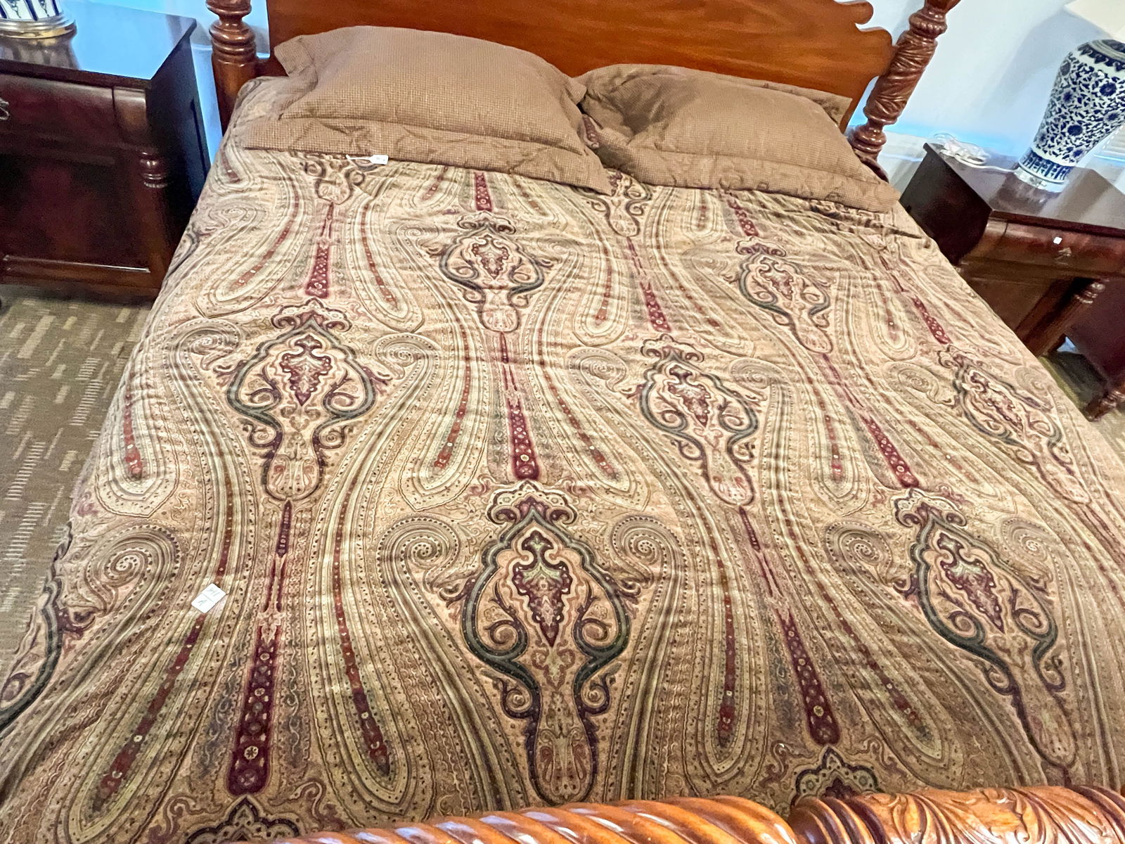 Designer King Sized Contemporary Paisley Bed Cover in Excellent Condition in Brown (1 of 4)
