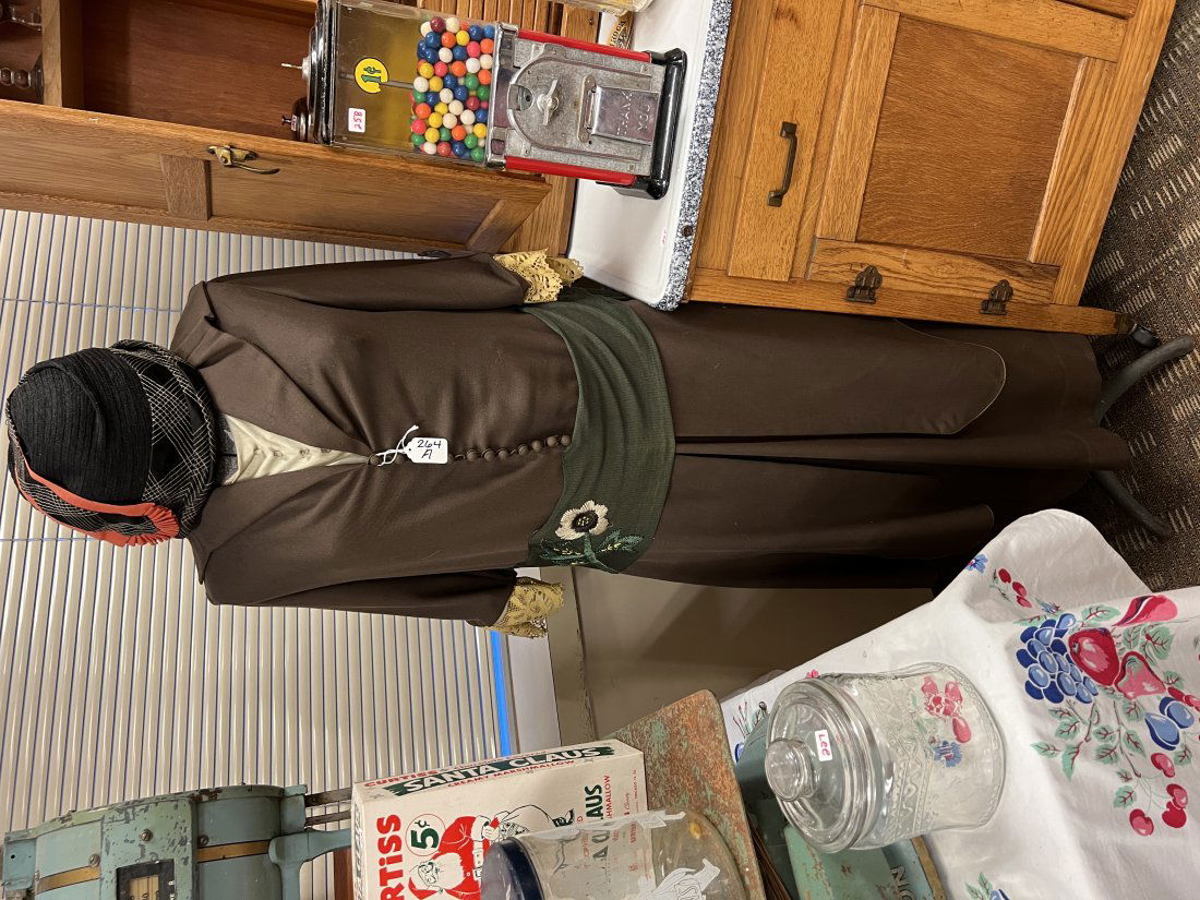 Dress  1920's one piece outfit with sash  and a flapper style hat  on a dress form (1 of 4)