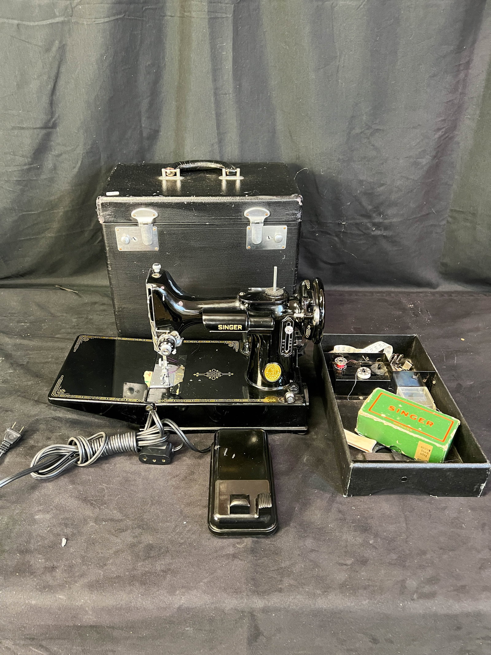 Singer Featherweight Portable Sewing Machine 1950s (1 of 10)