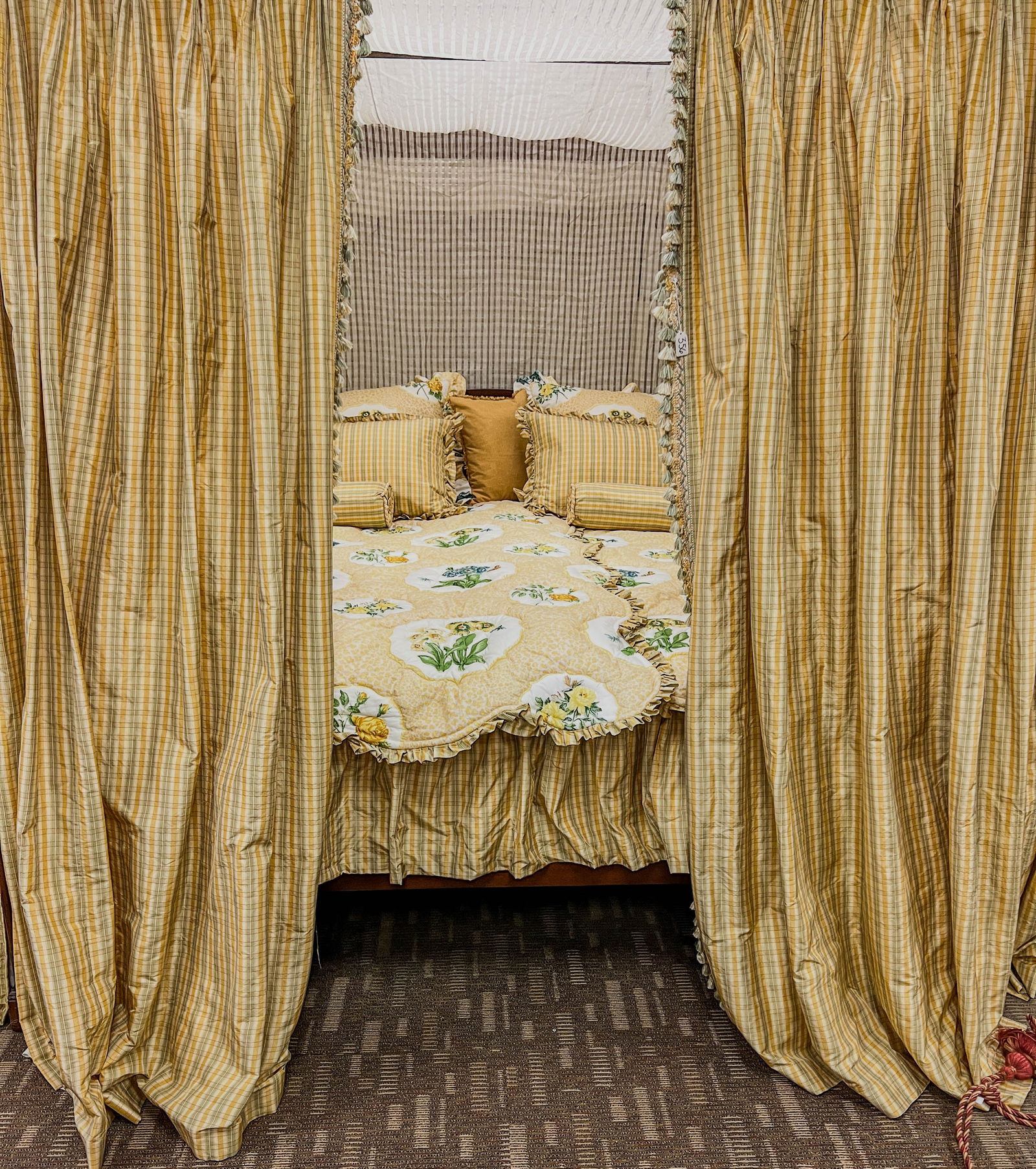 Henredon Mahogany 4 Poster Carved Canopy Bed (1 of 7)