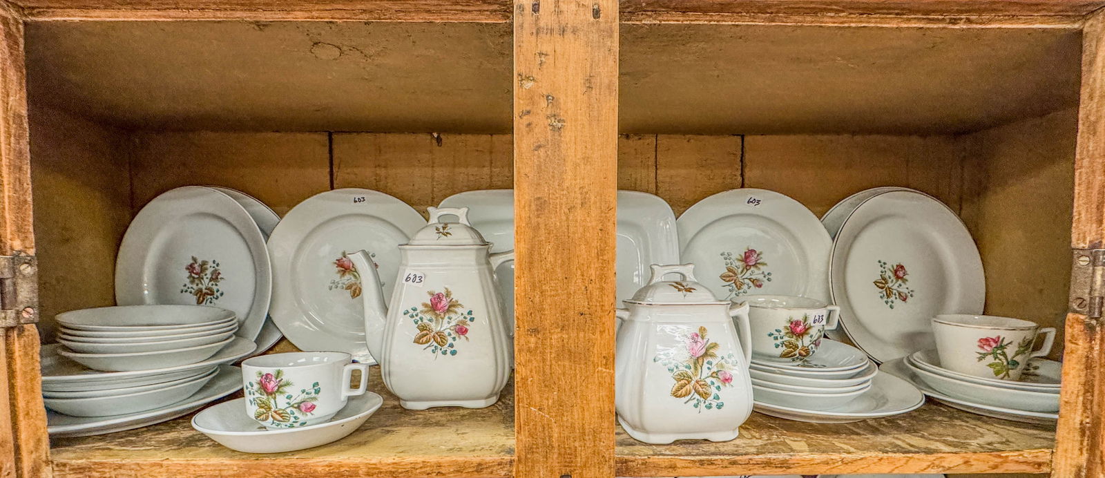 Alfred Meakin Ironstone Moss Rose Pattern (1 of 4)