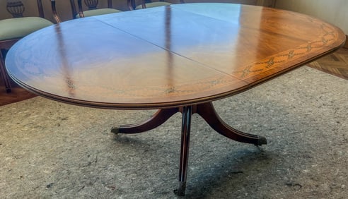 An Early Mahogany Federal-Style Splay-Legged Dining Table with Inlay