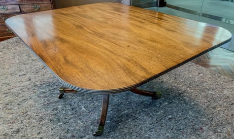 Late 18th century Mahogany Splay-Legged Tilt Top Dining Table