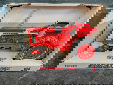 Ertl 1/16 Scale Die Cast Farmal 706 Tractor in Box