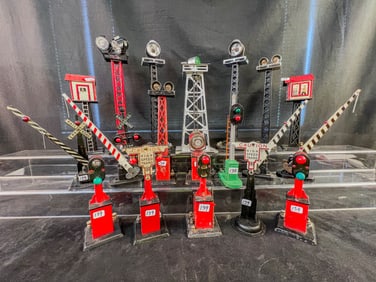 Marx lot of 1940/50's TIn Litho Signals and Lights, More!