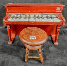 Ely Mello -Tone Toy Piano, Piano stool