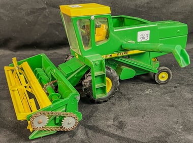An Ertl 1/16 Scale John Deere Die-cast 6600 Combine