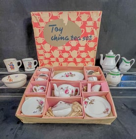 Vintage Chilkdren's China and Dishes,Raggedy Ann, Large Tea Set