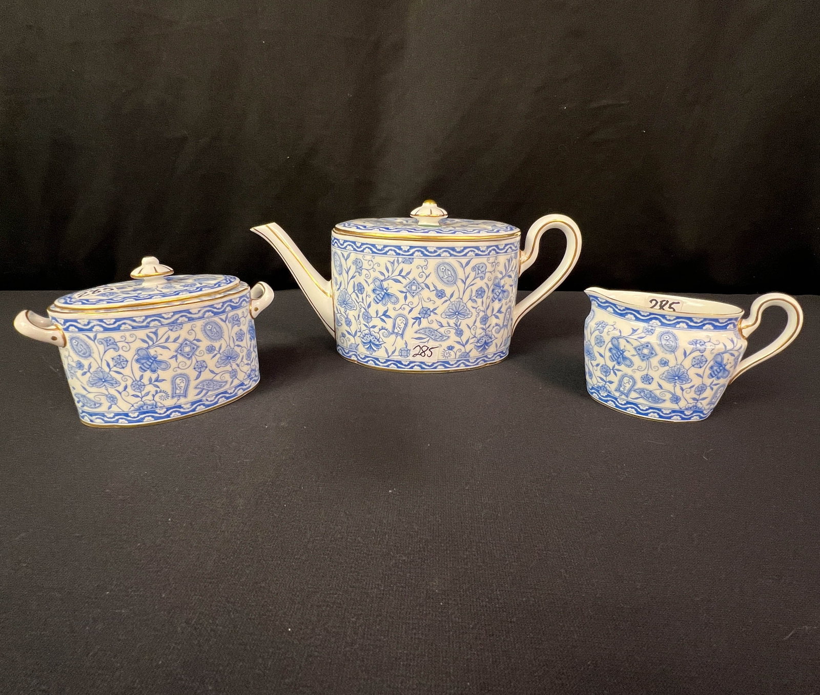 Royal Crown Dearby Tea Pot, Creamer, and Sugar Wilmot Pattern: A Royal Crown Dearby tea pot, creamer, and sugar in the blue Wilmot pattern. They are all in excellent condition with no cracks, chips, or flea bites. Tea pot measures 11" x 5" x 5"