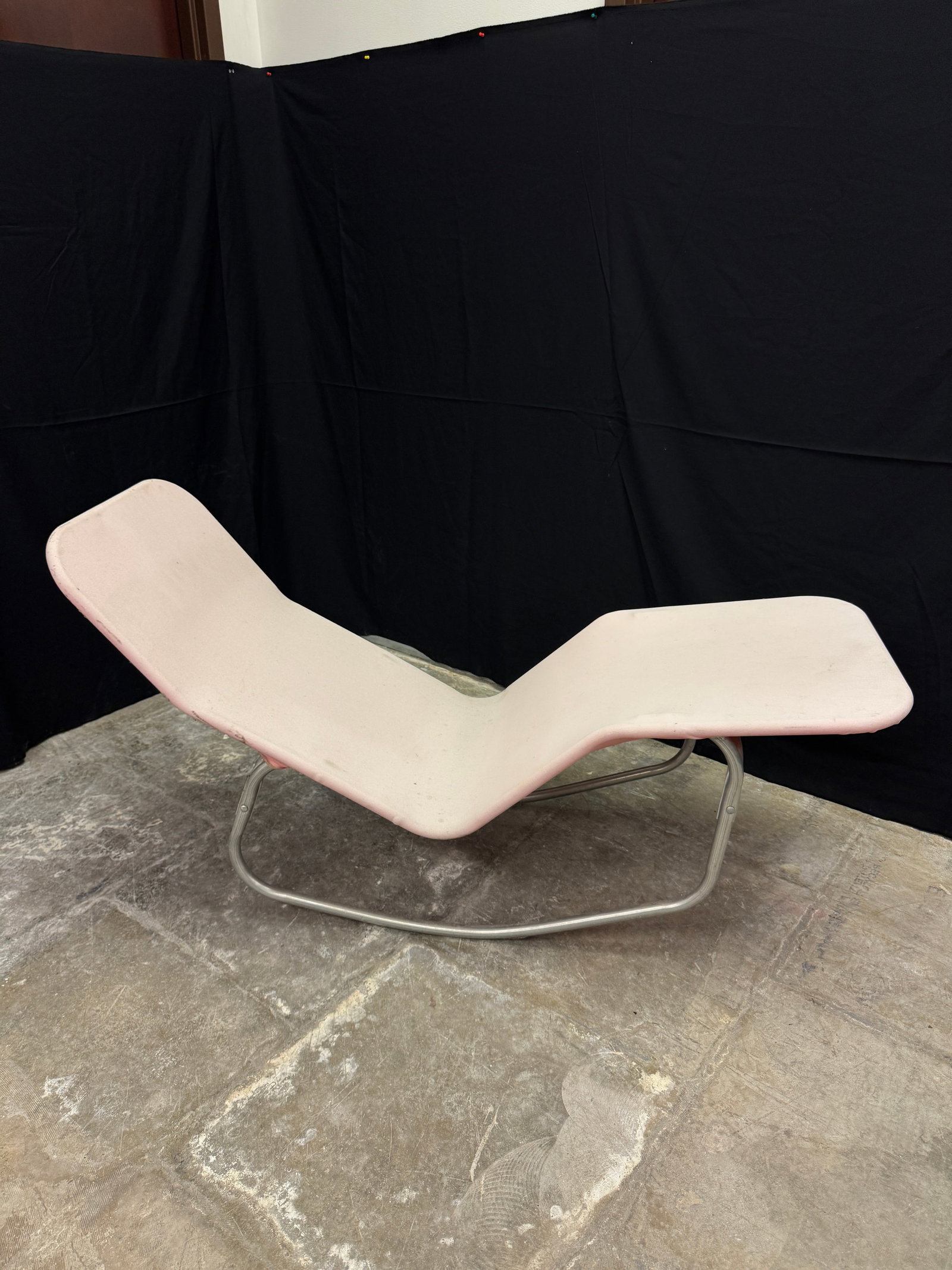 Barwa Lounge Chair by Edgar Bartolucci c1950: An aluminum rocking Barwa Lounge chair c.1950 designed by Edgar Bartolucci (1918-2014) and John Waldman. This lightweight chaise features angled tubular aluminum frame and has a faded salmon cover tha