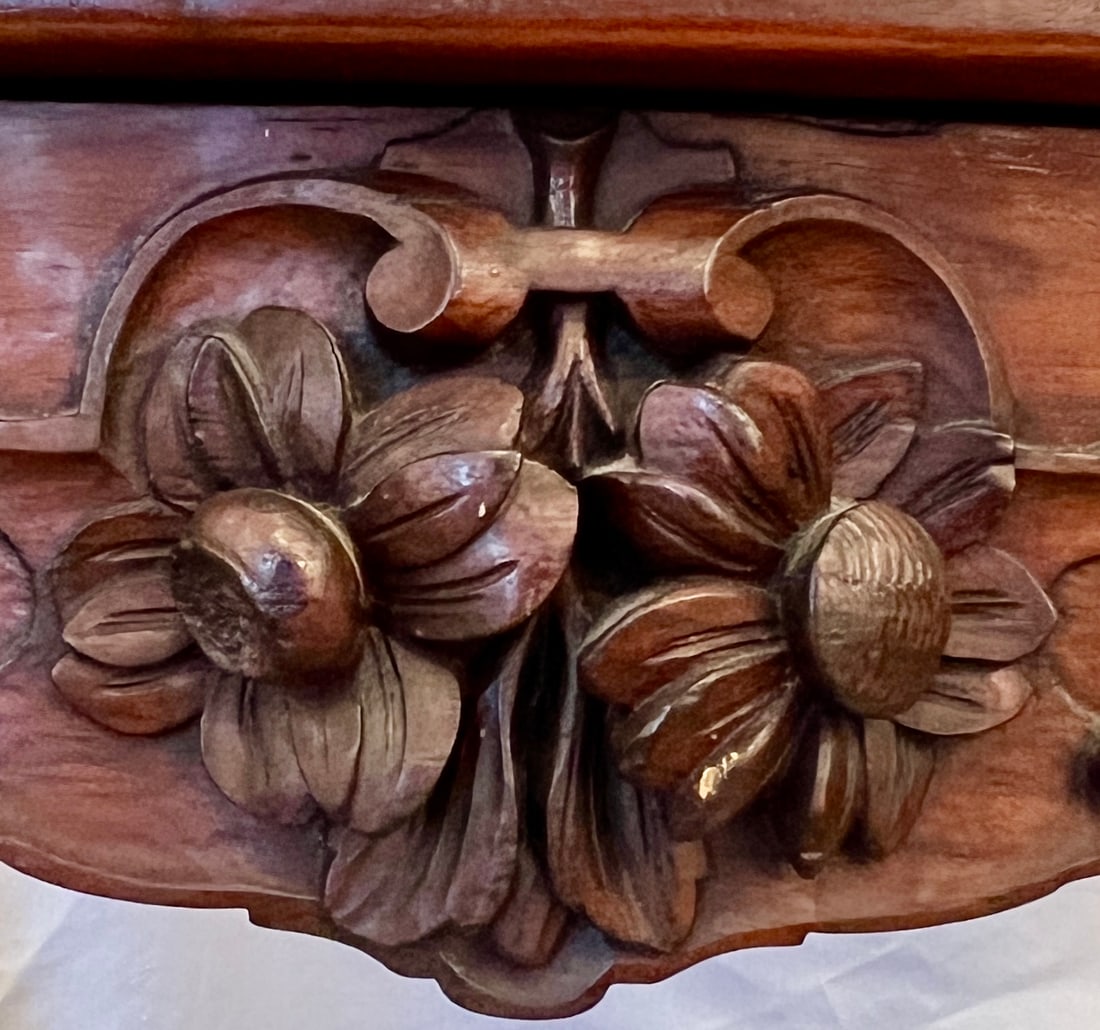 Victorian Walnut Oval Parlor Table - 7