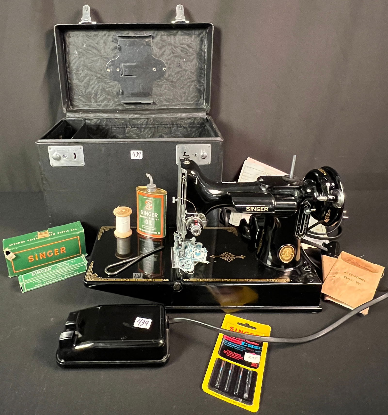 Singer Featherweight Sewing Machine (1 of 9)