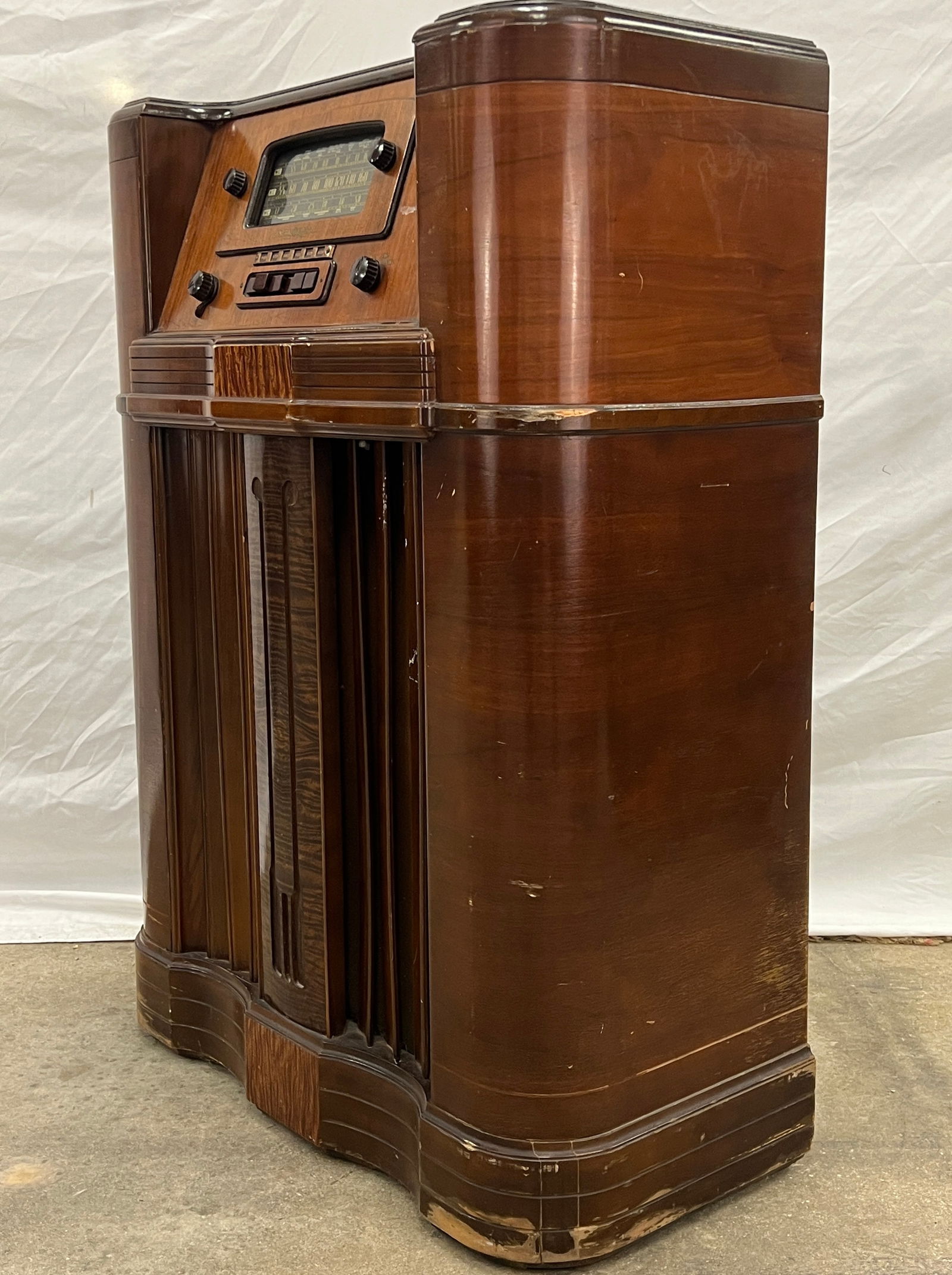 Vintage GE Console Radio - 3