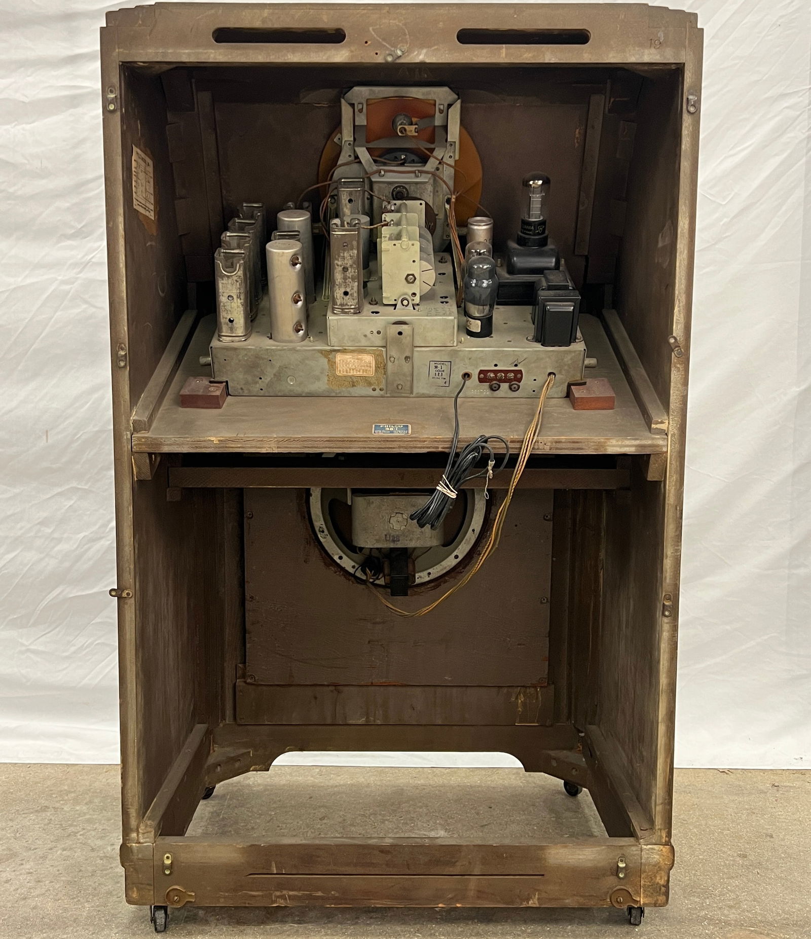 Vintage Philco Console Radio - 4