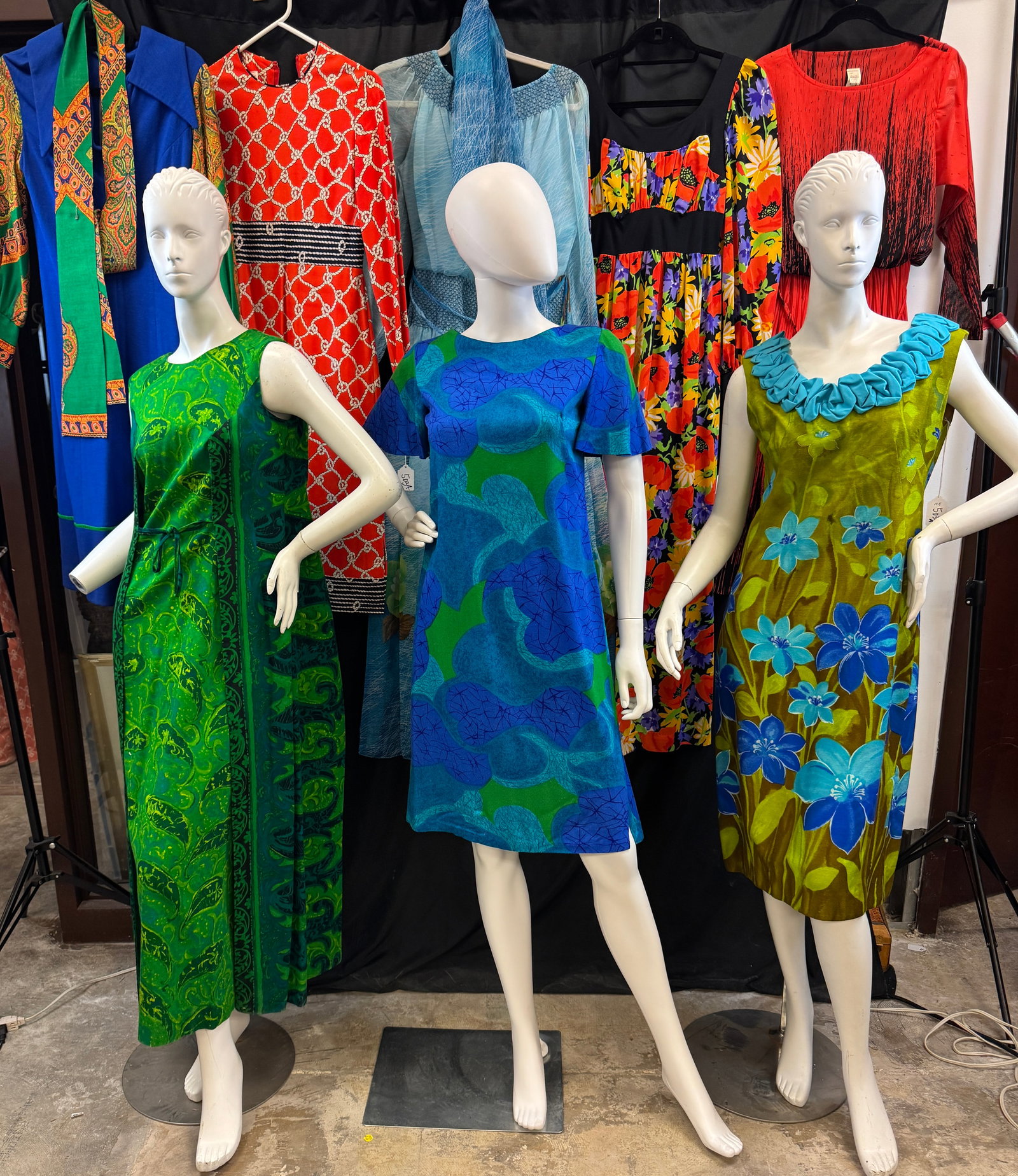 8 Vintage Print Ladies Dresses c1960/70's: A group of 8 vintage ladies dresses from the 1950's and 60's to include 3 Hawaiian print sleeveless dresses (a Polynesian Casuals for Norma Mairs, Ja-Na of Hawaii, and a Tanja Originals of Honolulu),