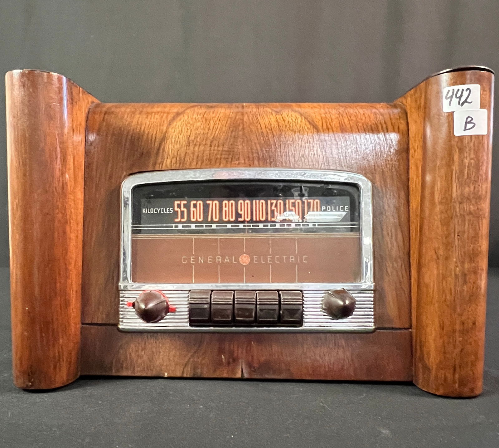 1941 General Electric Radio Model L-660 - 2