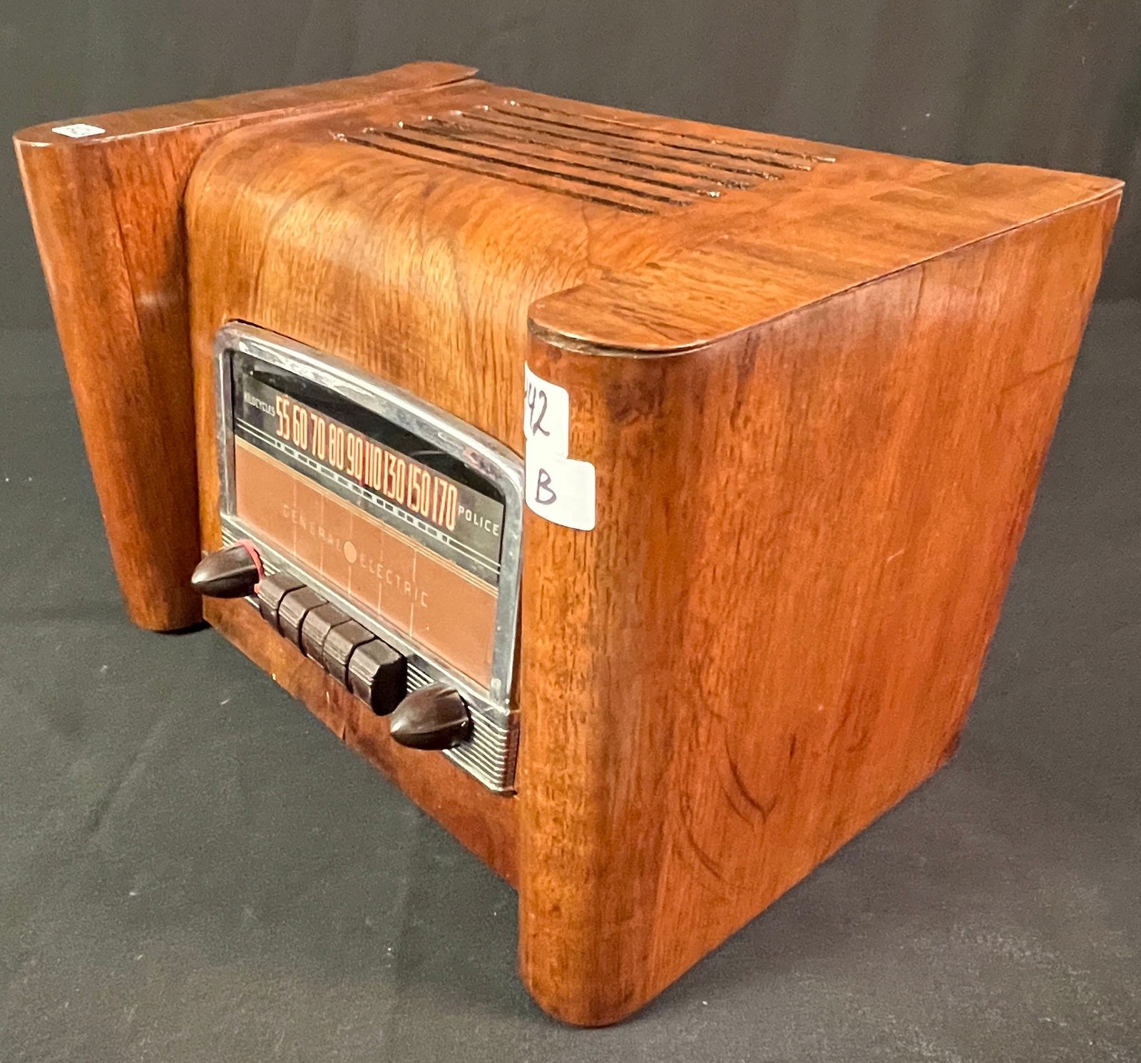 1941 General Electric Radio Model L-660 - 3