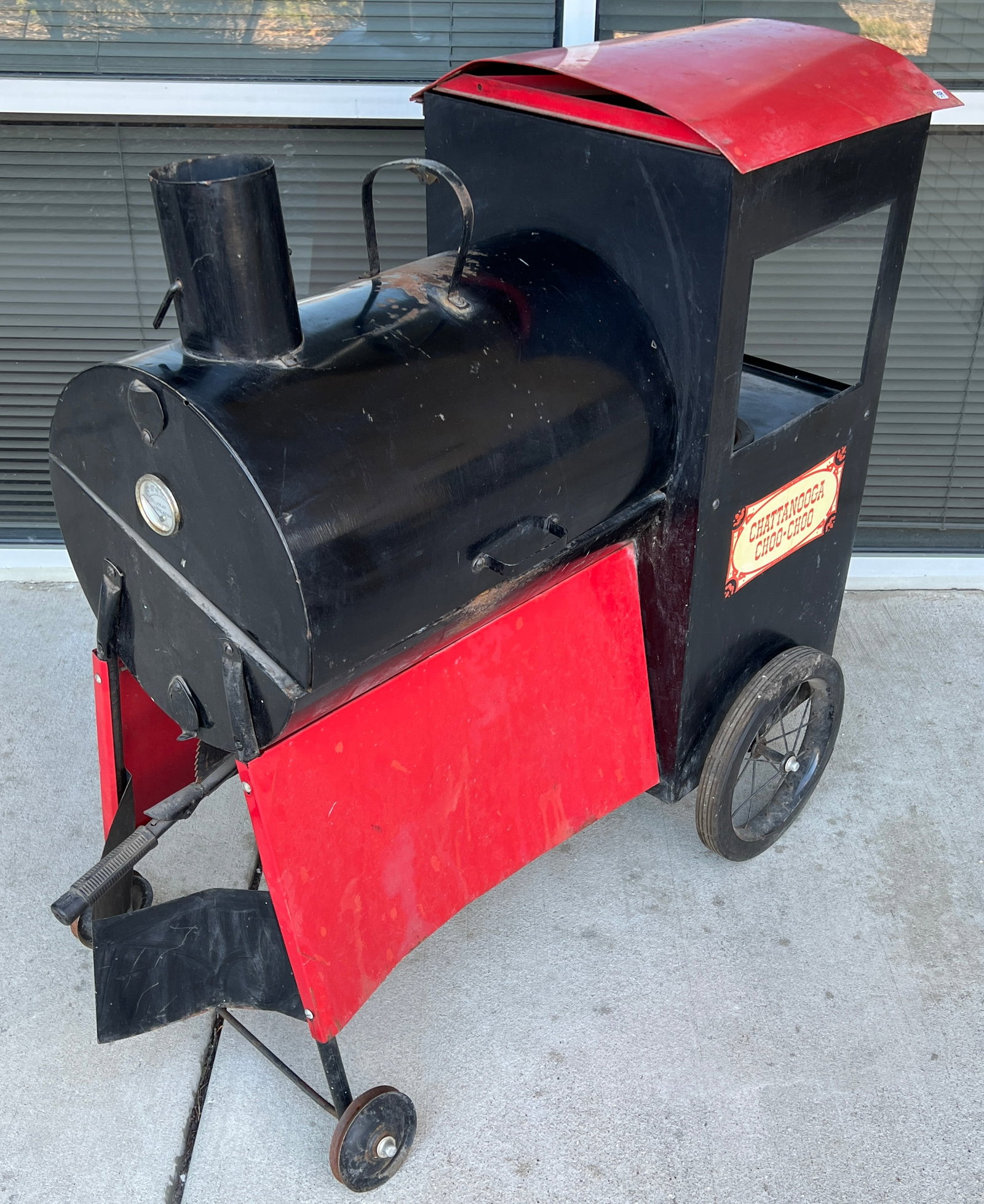 Vintage Childs Train Grill and MCM Planter: A rare vintage 1966 Chattanooga Choo Choo BBQ grill, manufactured by Royal Chef. Minor rust, missing bell, rubber on front wheel is cracked off, it measures 36" tall X 43" long X 18 deep. Also include