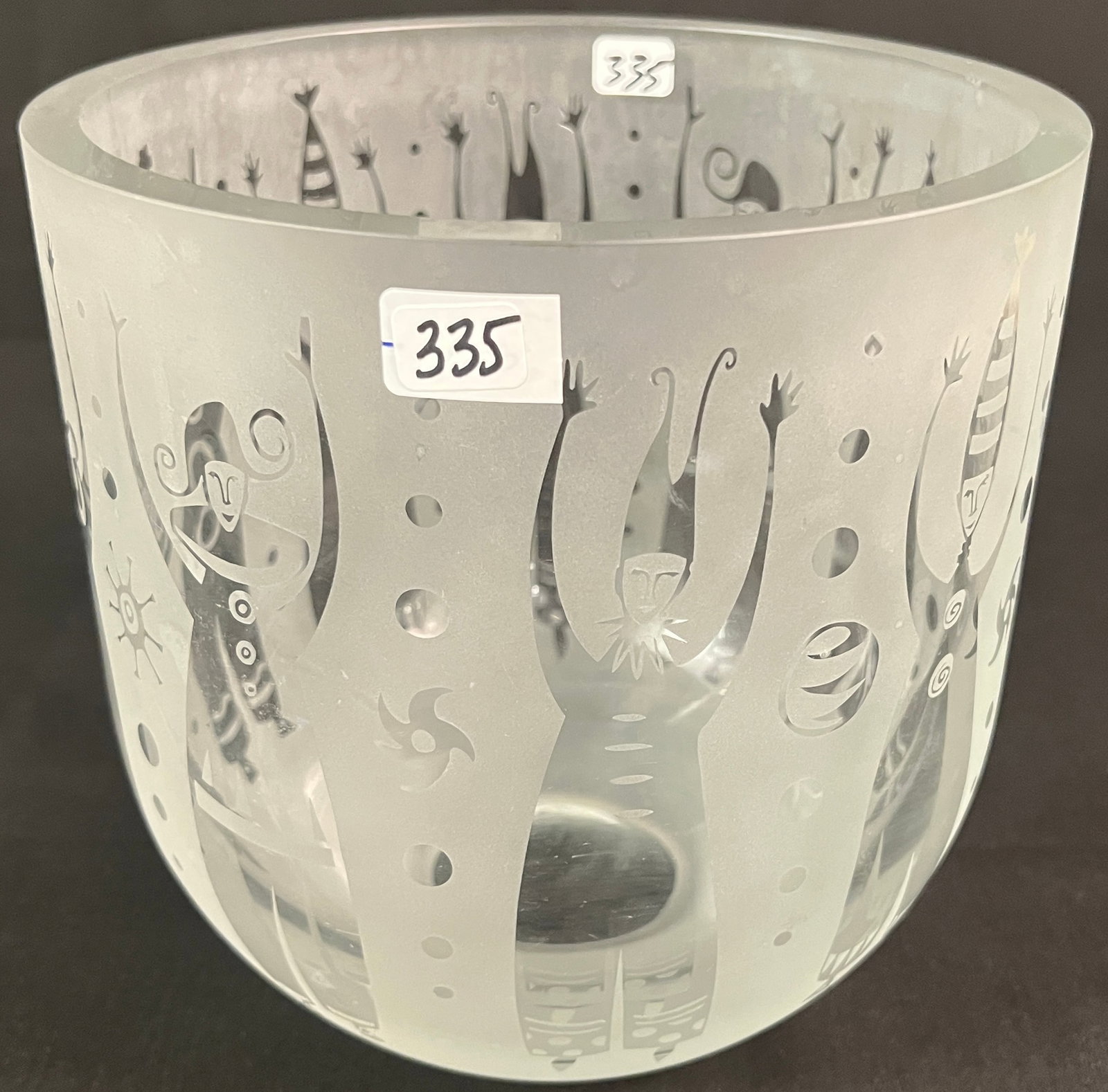 Leandra Drumm Signed Art Glass Bowl c. 1998: A crystal satin art glass bowl by listed glass artist Leandra Drumm, hand signed on the bottom c.1998 with images of Harlequins around the perimeter. It features a hand ground lip and pontail on the