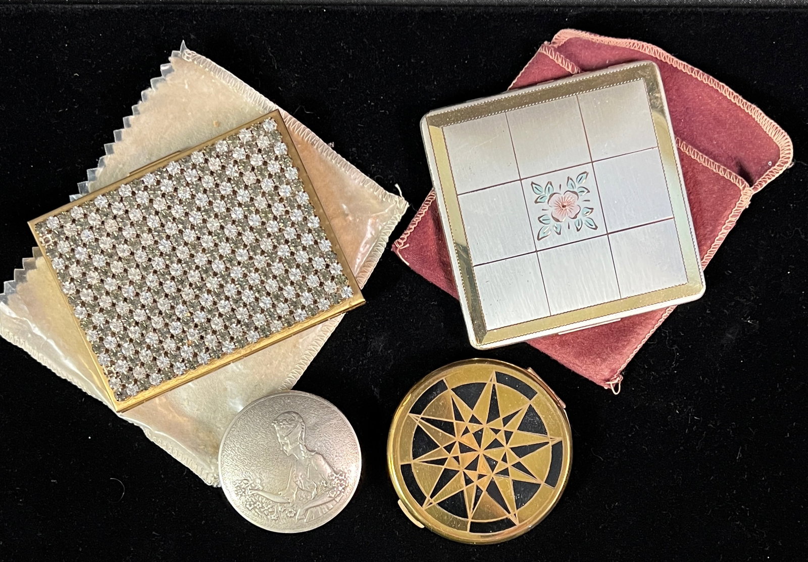 Group of 4 Vintage Makeup Compacts (1 of 9)