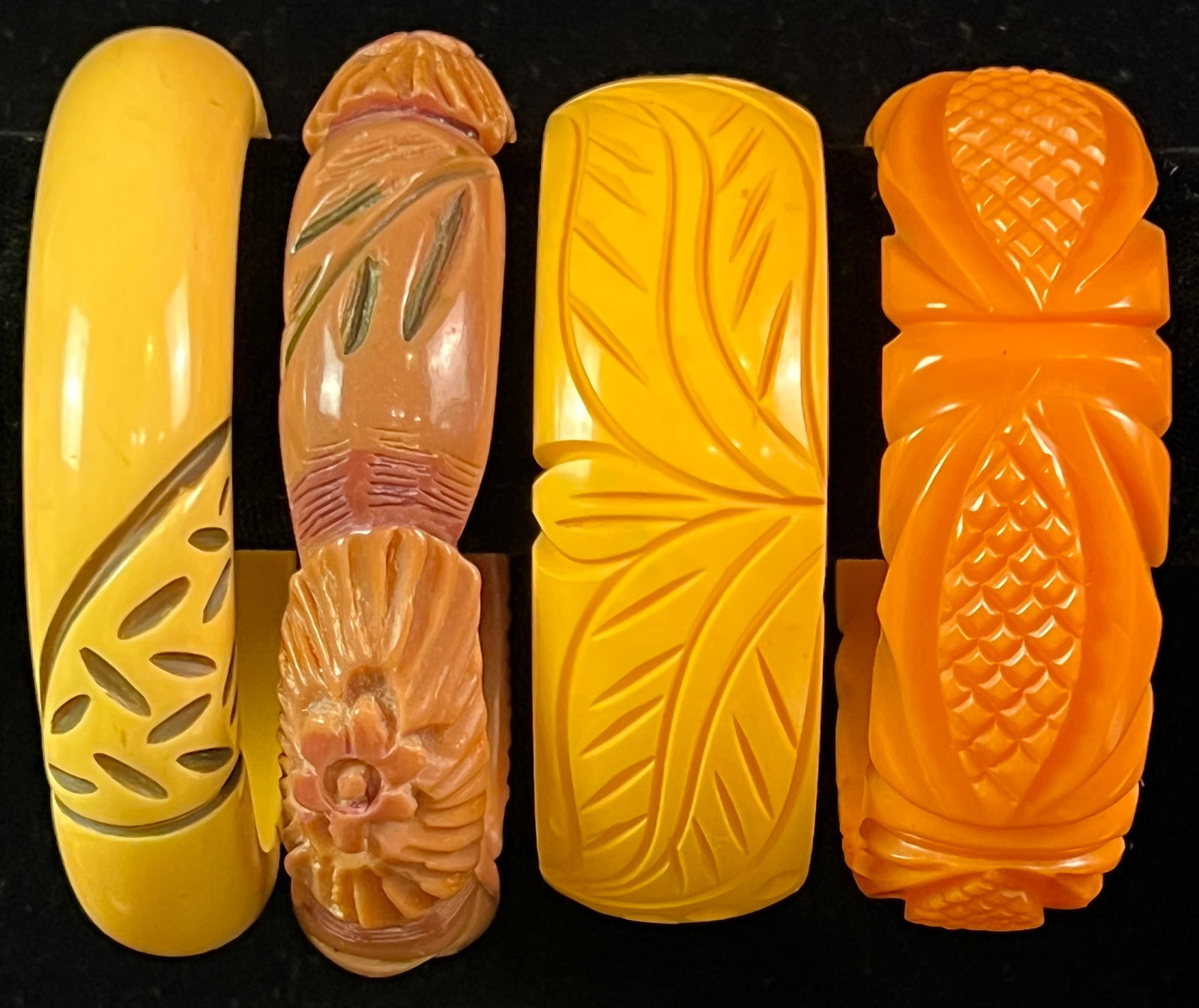 4 Bakelite Bracelets (1 of 5)