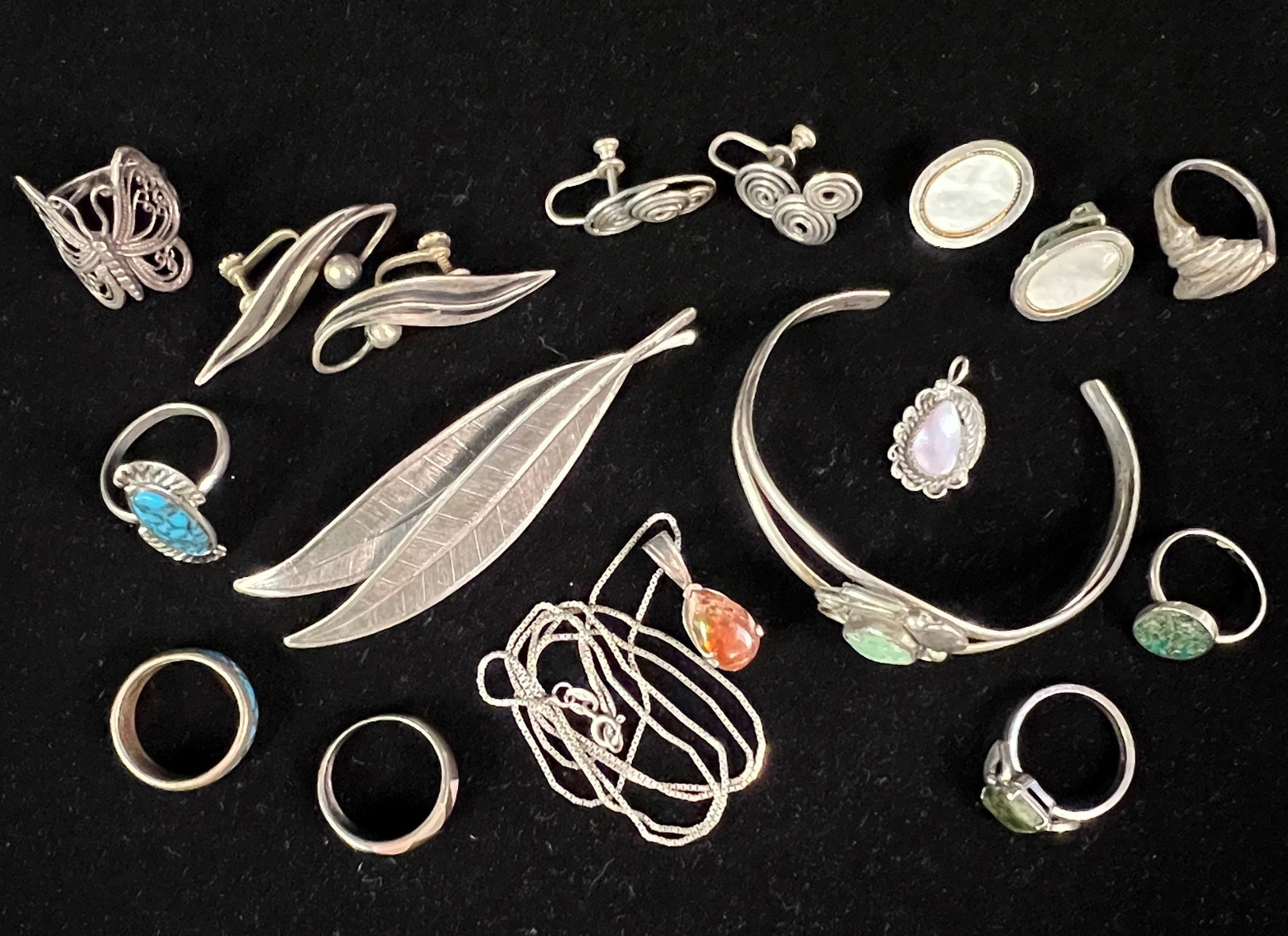 Sterling Lot: A Southwest sterling lot to include a leaf brooch, bracelet w/ turquoise stone, sterling & turquoise ring (sz 5), sterling leaf screw back earrings, sterling butterfly ring (sz 8.5), sterling and