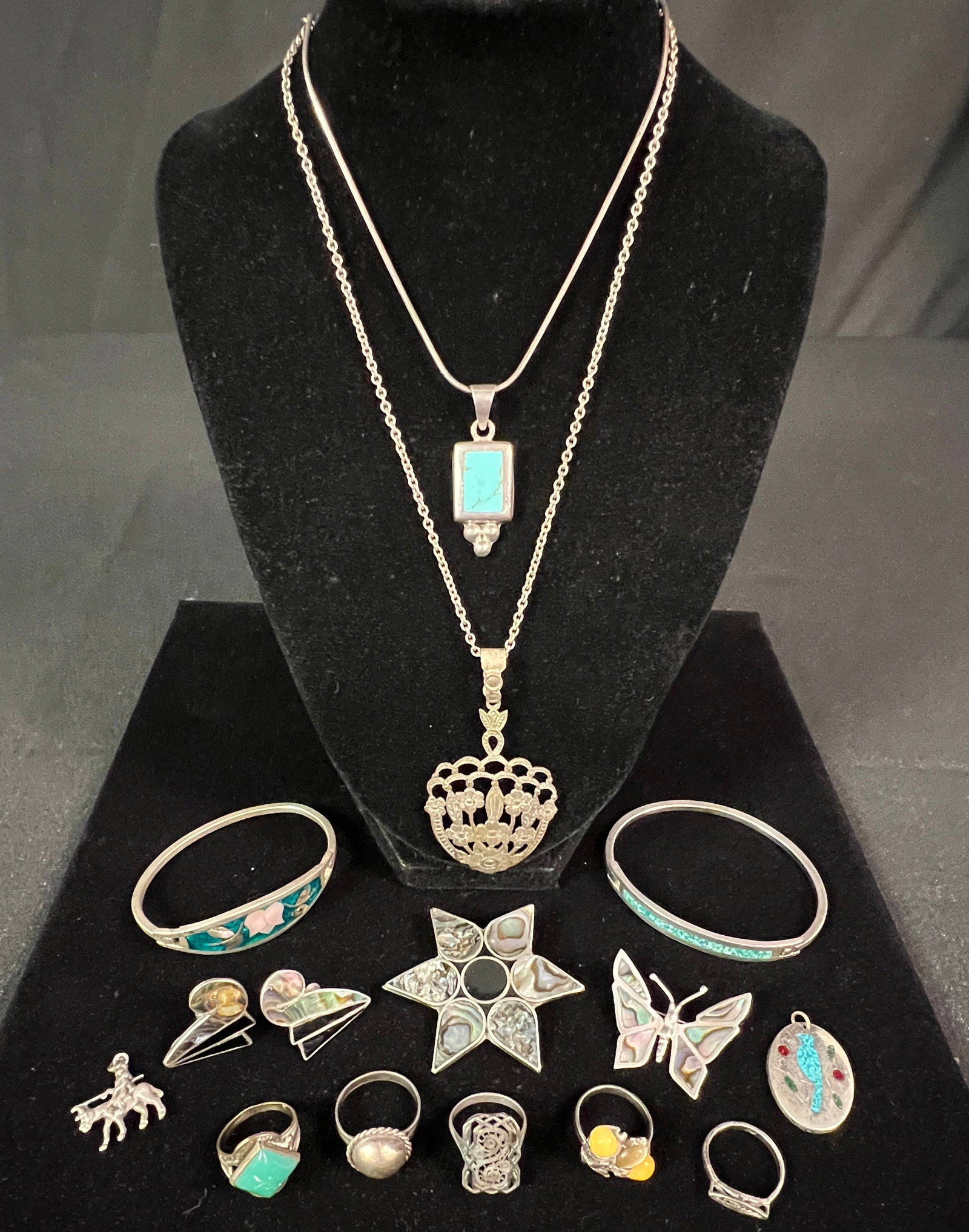 Sterling Lot: A sterling lot to include a sterling and butterscotch Baltic amber stones ring (sz 6.5), a sterling and jadeite stone (sz 6.5), SW sterling ring (sz 9.5), sterling filigreed ring (sz 6), sterling and