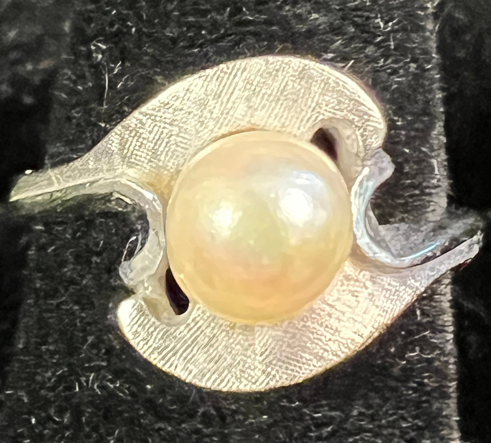 14K White Gold Pearl Women's Ring: A Mid-Century Modern stylized 14k white gold women's ring featuring a natural pearl or significant size. A size 6 ring that weighs 3.37grams.